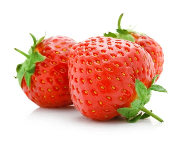 Rote Erdbeere Früchte isoliert auf weiss — Stockfoto