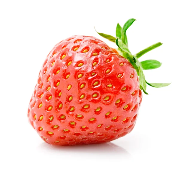 新鲜红草莓的绿叶隔离 — 图库照片