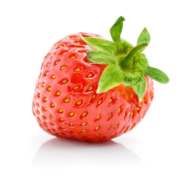 Frische rote Erdbeeren mit grünen Blatt isoliert — Stockfoto
