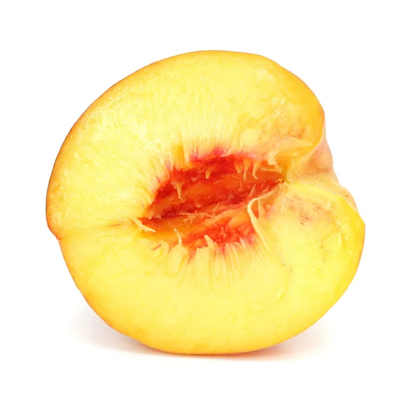 Reife Pfirsichfrucht schneiden isoliert — Stockfoto