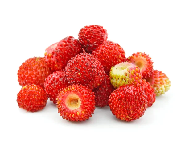 Frutos de morango vermelho isolados sobre fundo branco — Fotografia de Stock
