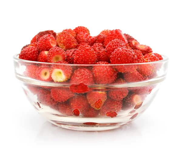 Frutas vermelhas morangos, em vaso de vidro isolado no branco — Fotografia de Stock