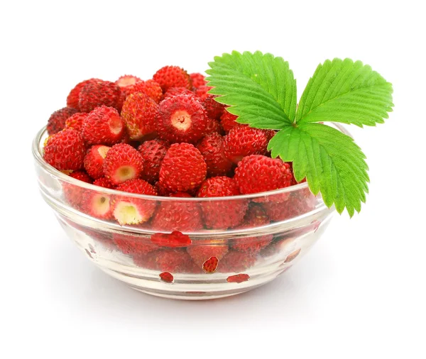 Κόκκινο φράουλα φρούτα με πράσινο φύλλα σε γυάλινο βάζο απομονωθεί — Φωτογραφία Αρχείου