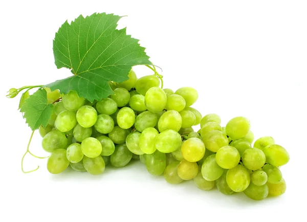 Kiszolgálófürt-elszigetelt fehér zöld szőlő — Stock Fotó
