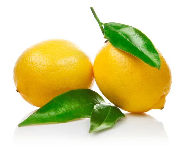 Limões frescos com folhas verdes — Fotografia de Stock