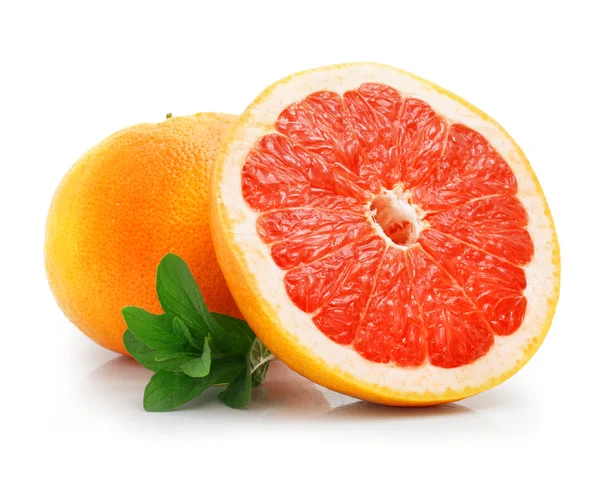 Frische Grapefruit Obst geschnitten und grüne Blätter — Stockfoto