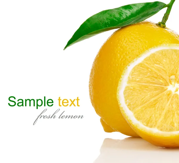 컷 및 녹색 잎을 가진 신선한 레몬 — 스톡 사진