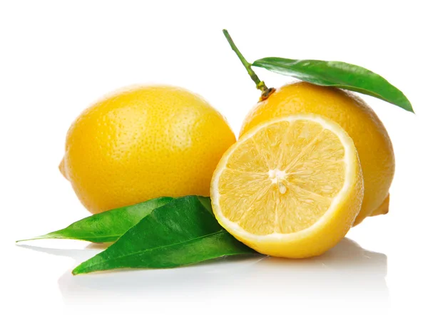 Färska citroner med klippa och gröna blad — Stockfoto
