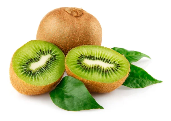 Fruta kiwi fresca com folhas verdes — Fotografia de Stock