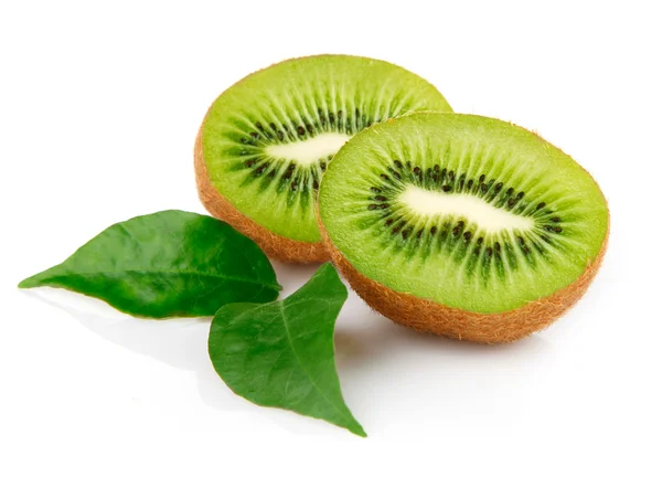 Frische Kiwi-Früchte mit grünen Blättern — Stockfoto