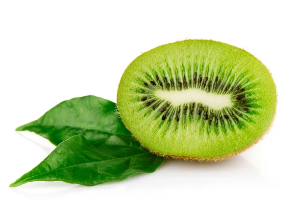 Fresh kiwi fruits with green leaves — Fotografie, imagine de stoc