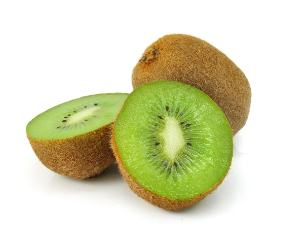 Fruta kiwi fresca isolada em branco — Fotografia de Stock