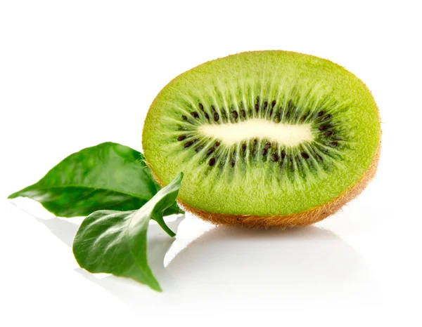 Fruta kiwi fresca com folhas verdes — Fotografia de Stock