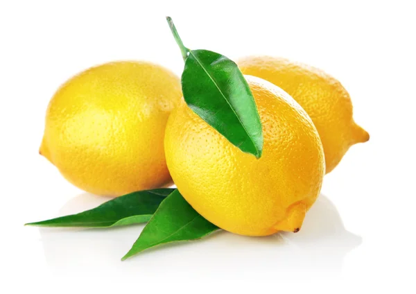 Свежие лимоны с зелеными листьями — стоковое фото