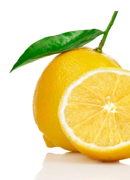 Čerstvé citrony s řez a zelené listy — Stock fotografie
