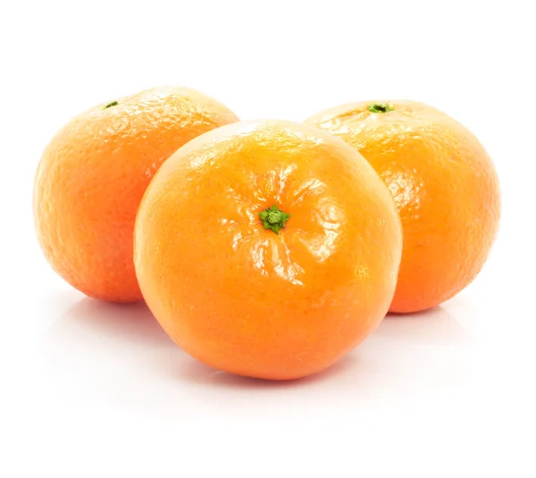 Zralé mandarine ovoce izolované jídlo na bílém pozadí — Stock fotografie