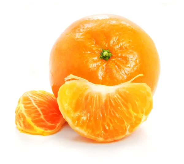 Reife Mandarinenfrüchte isolierte Nahrung auf weißem Hintergrund — Stockfoto