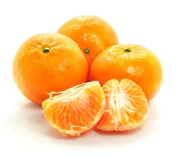 Frutos de tangerina maduros alimentos isolados sobre fundo branco — Fotografia de Stock