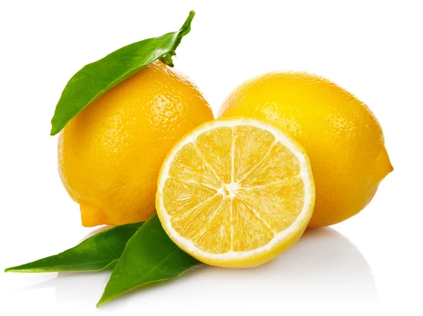 Čerstvé citrony s řez a zelené listy — Stock fotografie