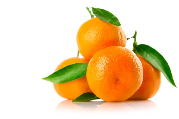 Frutos frescos de mandarina con hojas verdes aisladas —  Fotos de Stock