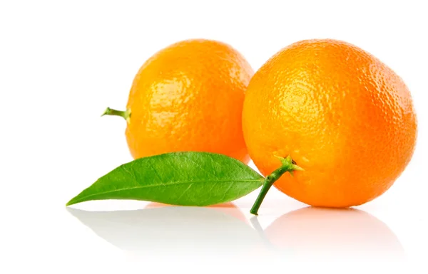 Ovoce čerstvé mandarine se zelenými listy izolované — Stock fotografie