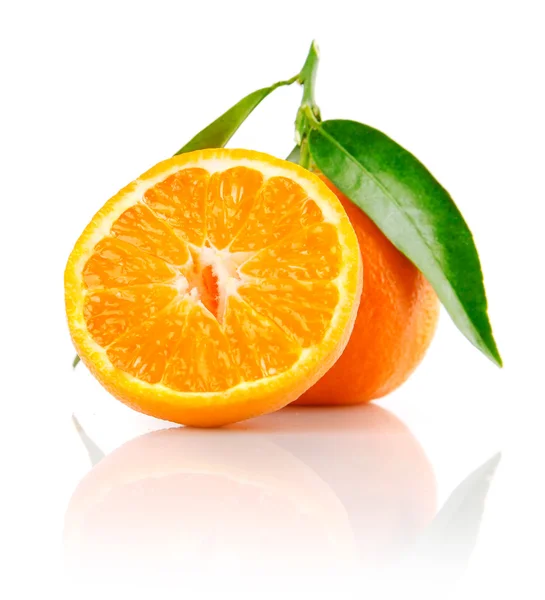 Ovoce čerstvé mandarine řez a zelené listy — Stock fotografie