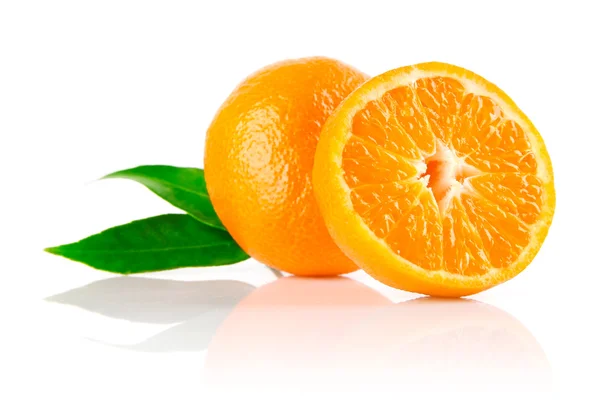 Owoce świeże mandarine z cięcia i zielonych liści — Zdjęcie stockowe