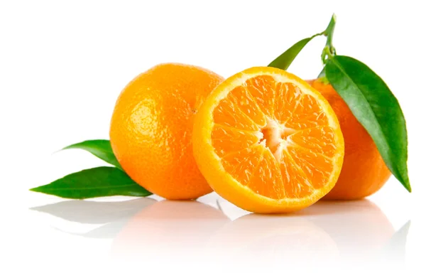 Frische Mandarinenfrüchte mit grünen Blättern isoliert — Stockfoto
