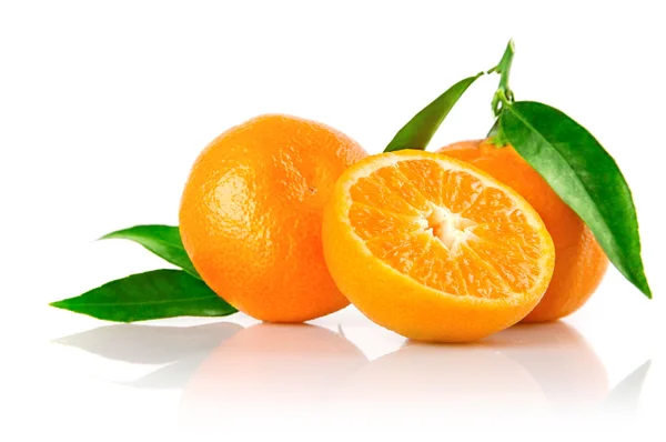 Frutta fresca mandarine con foglie verdi e tagliati — Foto Stock