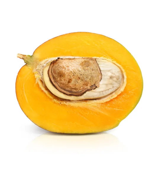 Färsk mango frukt skära isolerade på vit — Stockfoto