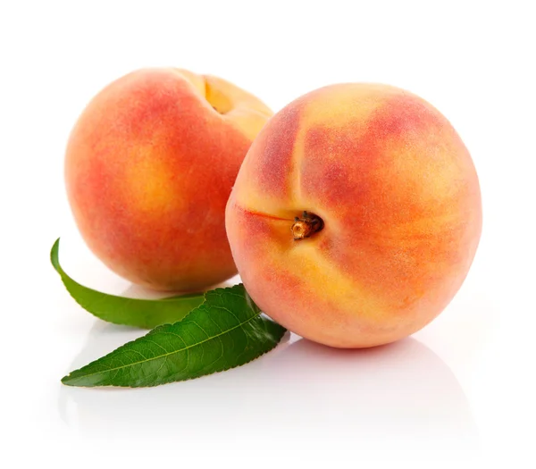 Färsk persika frukt med gröna blad — Stockfoto