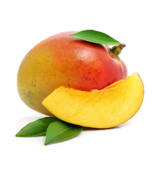 Frische Mangofrüchte mit geschnittenen und grünen Blättern isoliert — Stockfoto