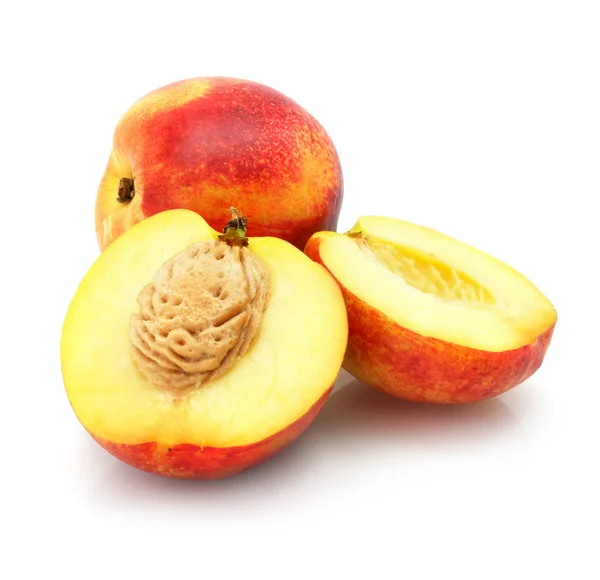 Natürlichen Pfirsich Früchte isoliert auf weiss — Stockfoto