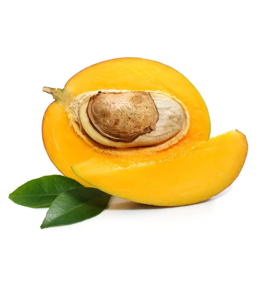 Owoce mango świeże cięcia i zielonych liści na białym tle — Zdjęcie stockowe