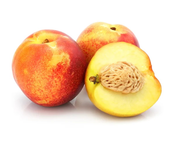 Натуральні персикові фрукти ізольовані на білому — стокове фото
