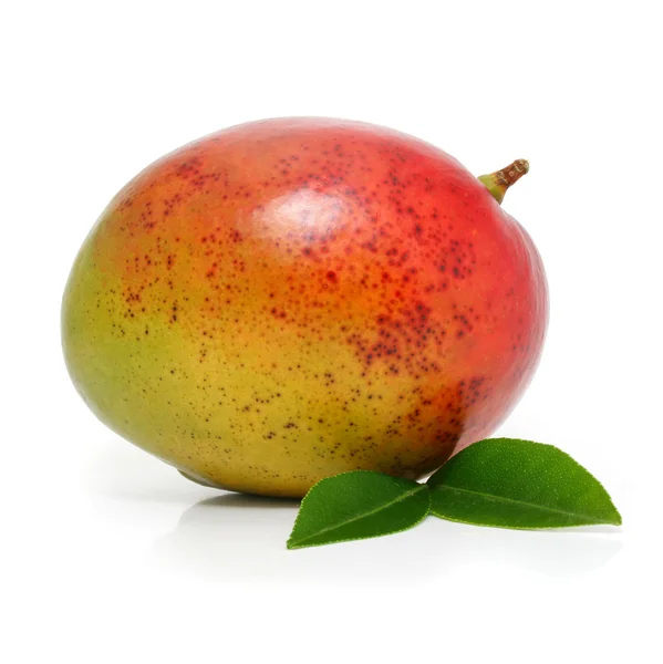 Fruta de mango fresco con verdes hojas aisladas —  Fotos de Stock