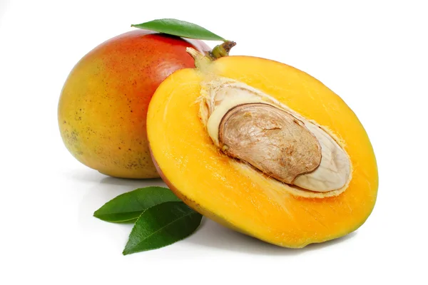 Owoce mango świeże, zielone liście na białym tle — Zdjęcie stockowe