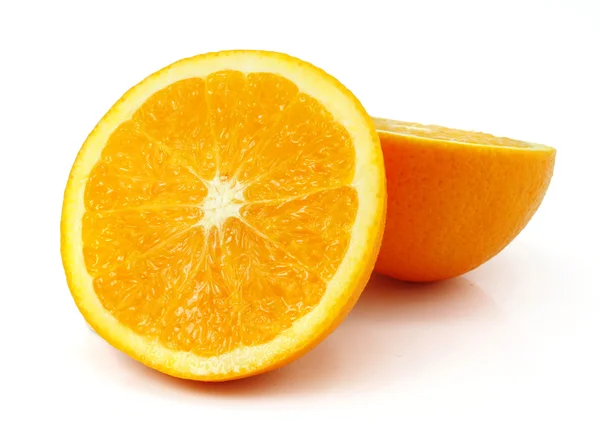 Świeże owoce pomarańczowy cięte na białym tle na biały — Zdjęcie stockowe