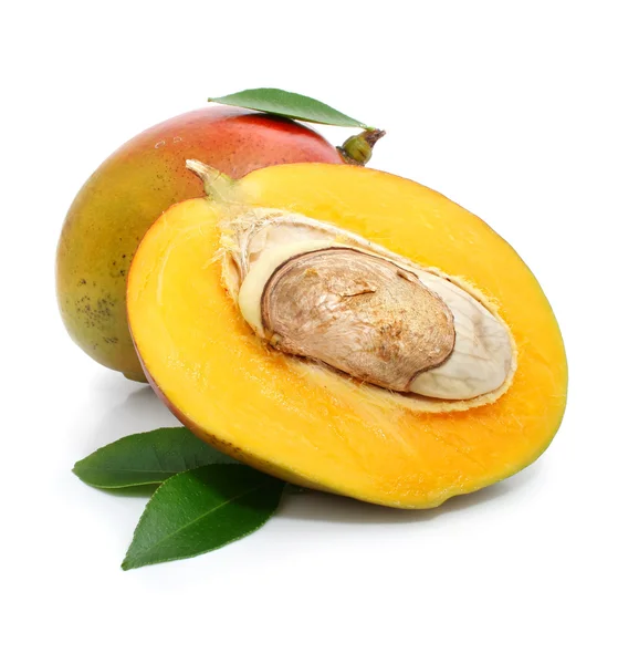 Färsk mango frukt med gröna blad — Stockfoto