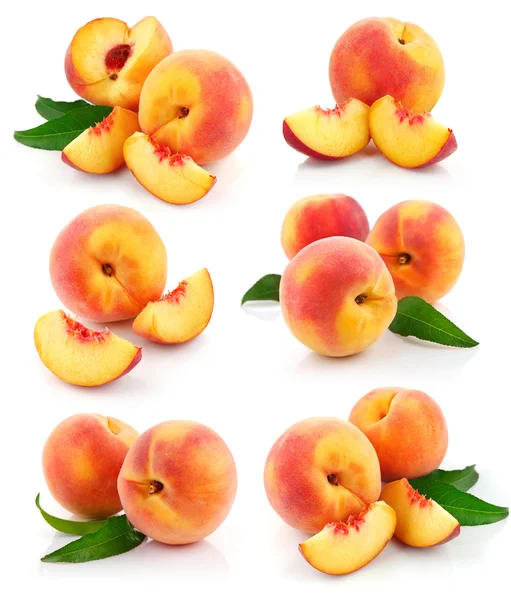 Set fresh peach fruits with green leaves — Stock Photo, Image