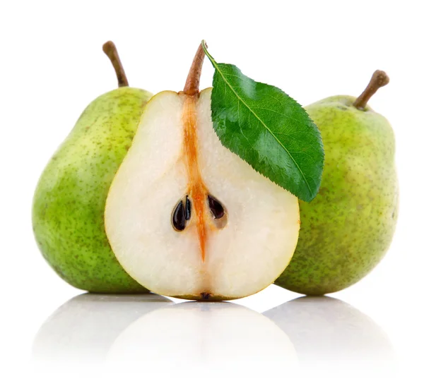 Verse peren vruchten met knippen en groene bladeren — Stockfoto