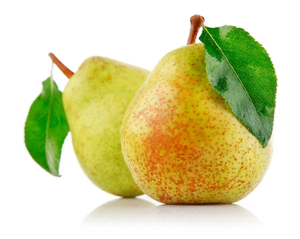 Fresh pear fruits with green leaf — Stock Photo, Image