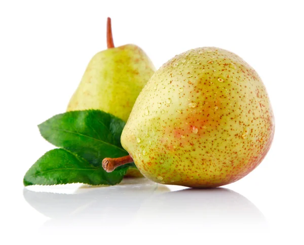 Fresh pear with green leaf — Stock Photo, Image