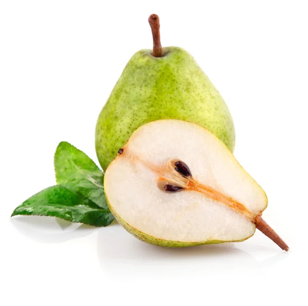 Frutas pera fresca cortada y verde hoja —  Fotos de Stock