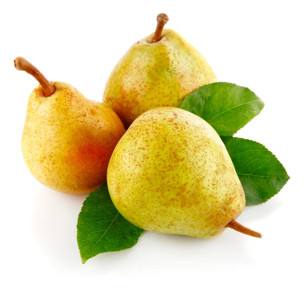 Verse peren vruchten met groene bladeren — Stockfoto
