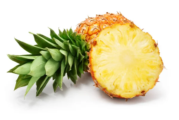Frische Ananas Früchte mit geschnitten und grünen Blättern — Stockfoto
