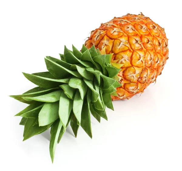 Fruta de piña fresca con hojas verdes y cortadas — Foto de Stock
