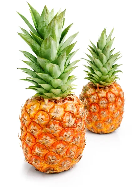 Čerstvý ananas plody se zelenými listy — Stock fotografie
