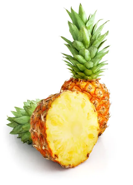 Świeży ananas owoce z cięcia i zielonych liści — Zdjęcie stockowe