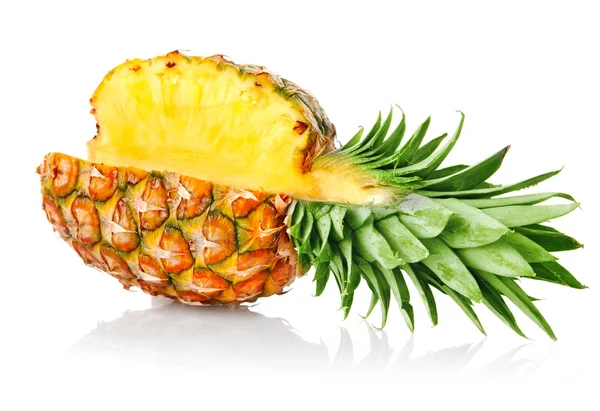 Rijp ananas fruit met groene bladeren — Stockfoto